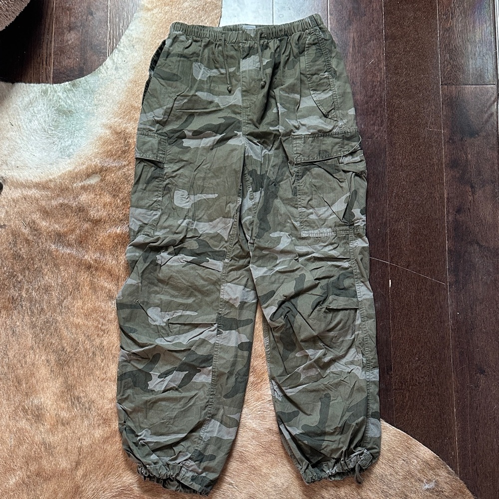 Aritzia Olive Green Camouflage Cargo Joggers